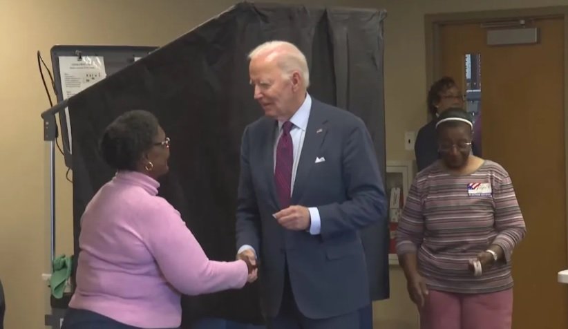 Joe Biden vota antecipadamente • Reprodução/Reuters
