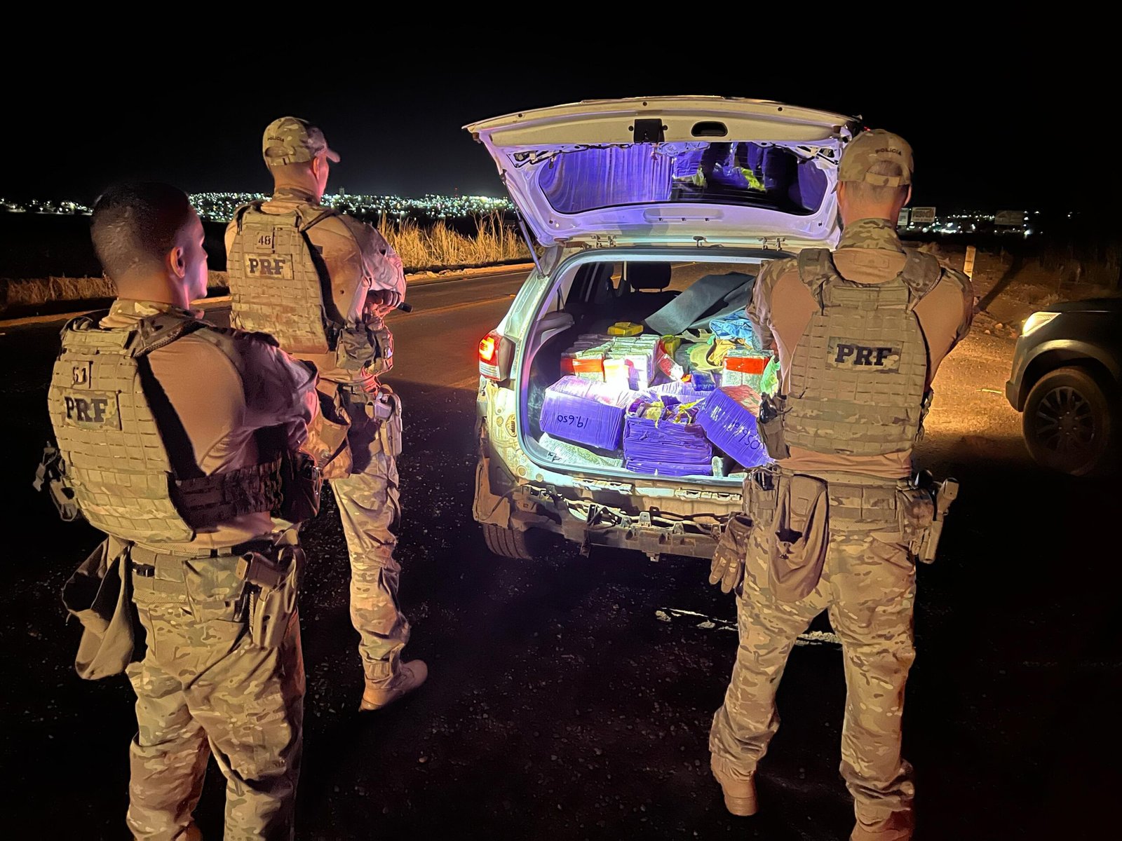 Após fuga e colisão, homem abandona carro lotado com drogas e tenta fugir a pé