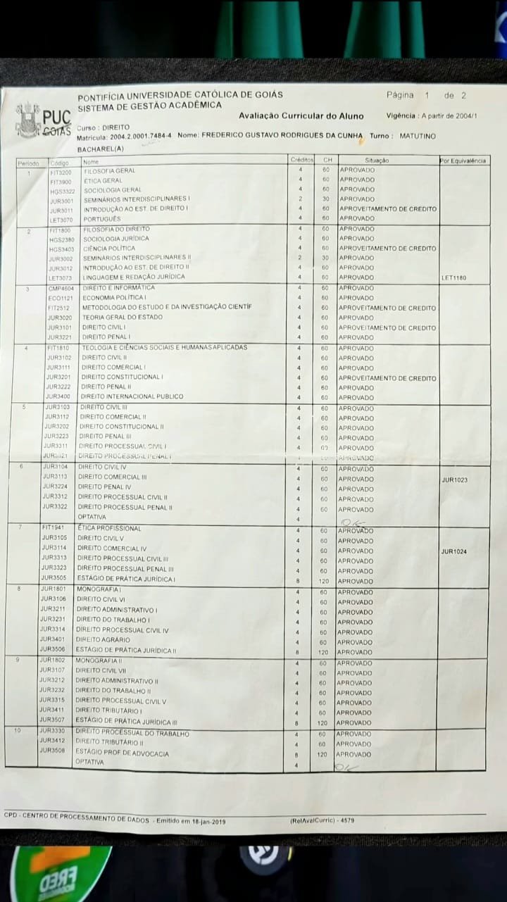 Fred Rodrigues mostra documento de conclusão do curso de Direito na PUCza