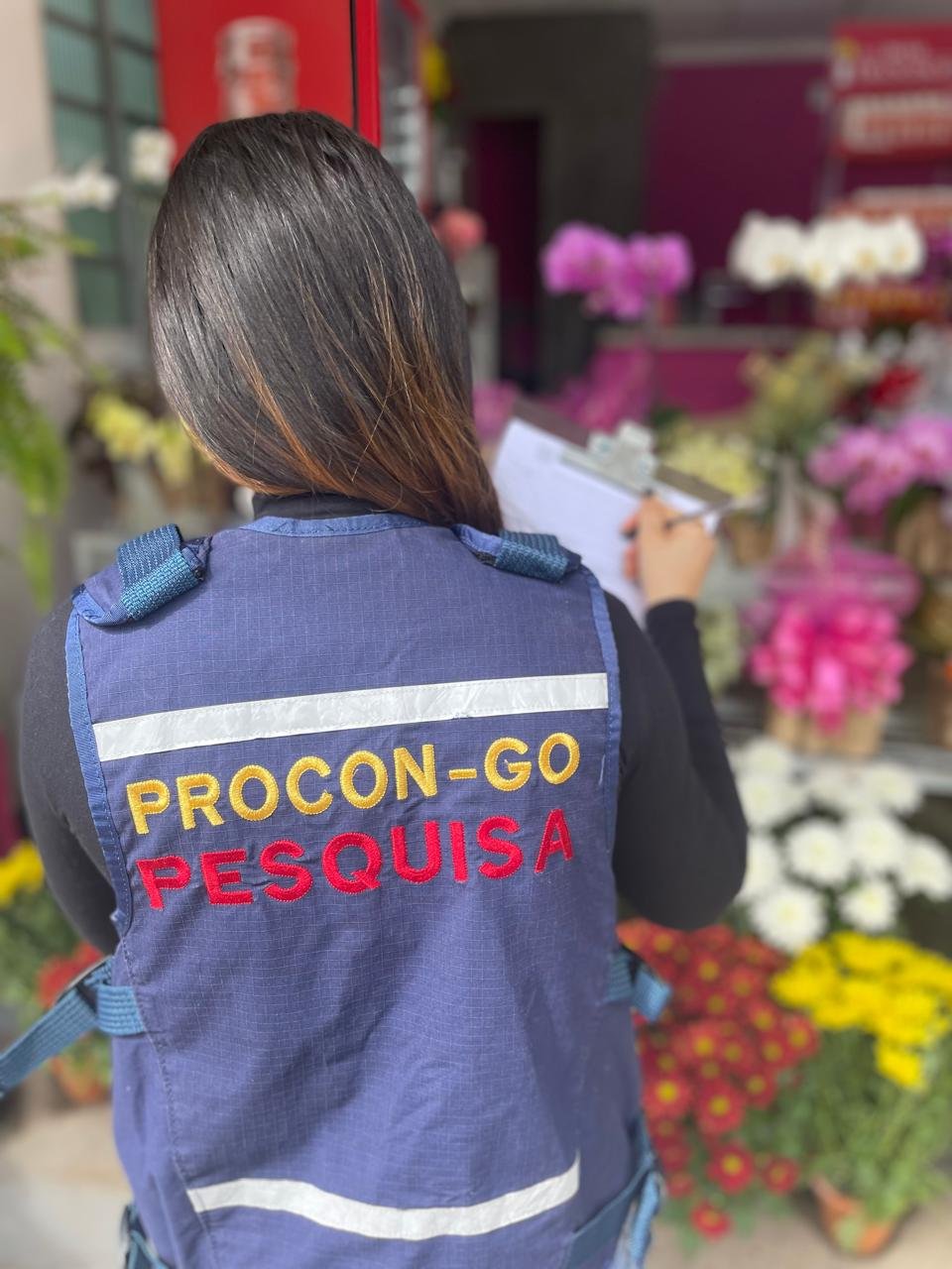 Servidores do Procon-GO vão às ruas pesquisar preço das flores. Variação chega a 574%