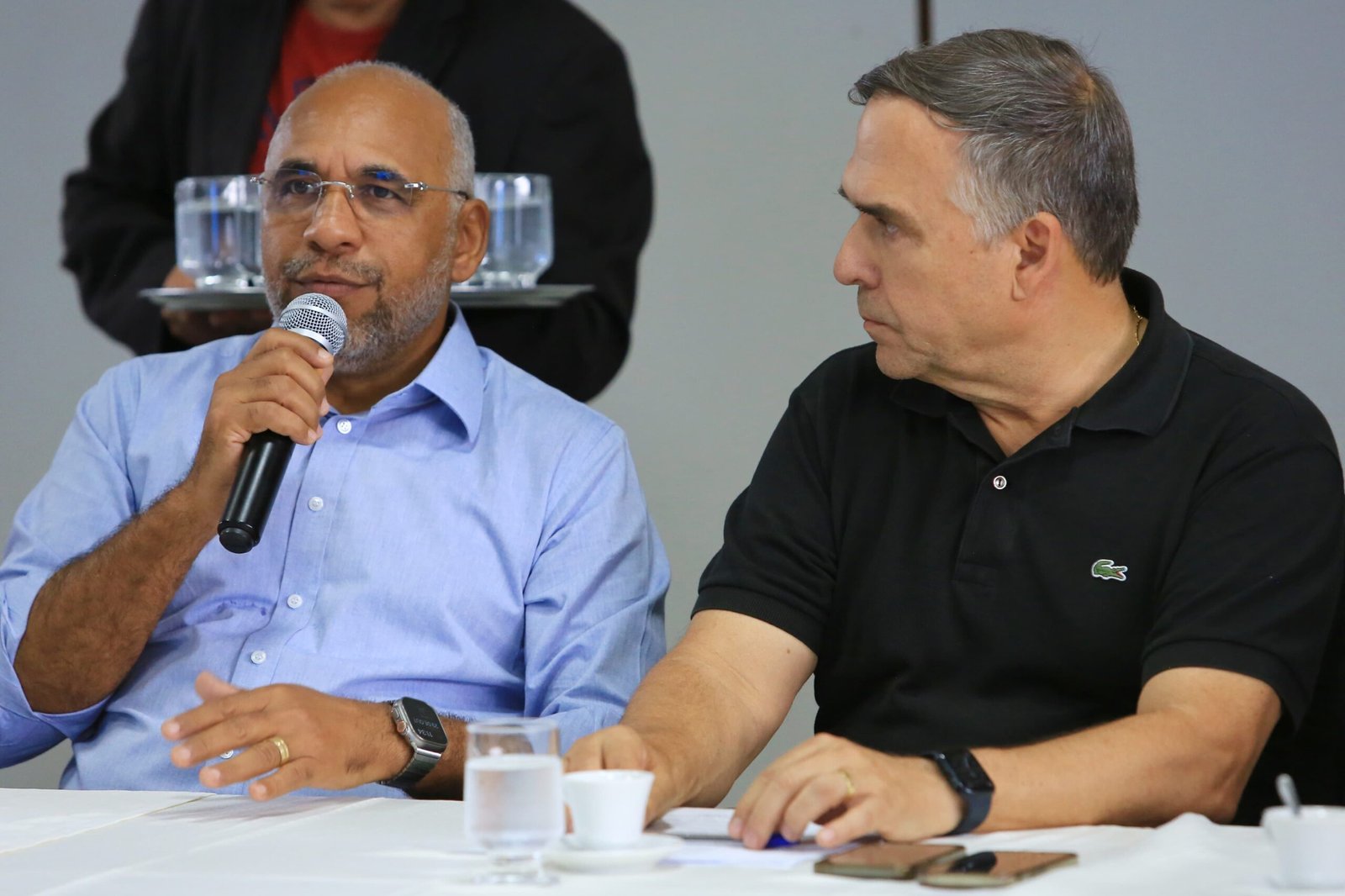 Prefeito Rogério Cruz e prefeito eleito Sandro Mabel em primeira reunião de transição à Prefeitura de Goiânia