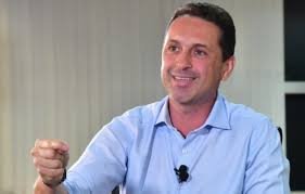 Leandro Vilela é eleito prefeito de Aparecida de Goiânia com amplo apoio de lideranças políticas Aparecida de Goiânia, 27 de outubro de 2024 - 19h34 O pecuarista e ex-deputado federal Leandro Vilela (MDB) foi eleito prefeito de Aparecida de Goiânia, garantindo uma vitória significativa e o compromisso de liderar a cidade pelos próximos quatro anos. Natural de Jataí (GO) e prestes a completar 49 anos em 11 de novembro, Vilela contou com apoio sólido de figuras de destaque no estado, incluindo o governador Ronaldo Caiado (União Brasil), o vice-governador Daniel Vilela (MDB) e o ex-prefeito Gustavo Mendanha. Com 132.230 votos, o equivalente a 63,60% dos votos válidos, Leandro Vilela consolidou sua liderança e compromisso com o desenvolvimento de Aparecida de Goiânia. O candidato adversário, Professor Alcides (PL), que recebeu apoio do ex-presidente Jair Bolsonaro, obteve 36,40% dos votos, totalizando 75.676 votos. Em discurso, Vilela expressou gratidão e enfatizou sua parceria com líderes locais: "Agradeço a Deus e aos aparecidenses por confiarem em nossas propostas. Contaremos com o apoio do governador Caiado, que sempre esteve conosco, e do prefeito eleito de Goiânia, Sandro Mabel, com quem construiremos parcerias para melhorar a qualidade de vida nas duas cidades, que compartilham mais de 26 quilômetros de fronteira." Ao lado de seu vice, João Campos (União Brasil), ex-deputado federal de 61 anos, Leandro Vilela se prepara para iniciar a transição de governo. A vitória de Vilela no primeiro turno já havia sido expressiva, com 109.793 votos (48,02%), enquanto Professor Alcides recebeu 98.415 votos (43,04%). Com uma gestão que promete fortalecer as alianças e valorizar a continuidade de projetos estaduais e municipais, Vilela é recebido com grandes expectativas para impulsionar o crescimento de Aparecida de Goiânia.