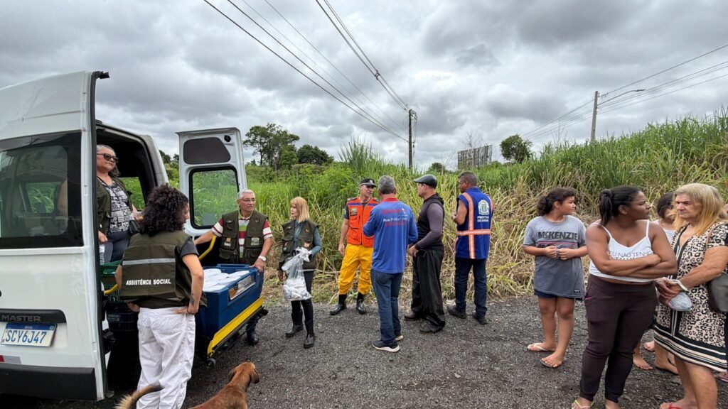 Pessoas receberam cestas de alimentos, água mineral e refeições, além disso, serão acompanhadas por equipe do Centro de Referência de Assistência Social